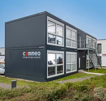 Zweigeschossige ELA Bürocontaineranlage von Commeo in der Außenansicht
